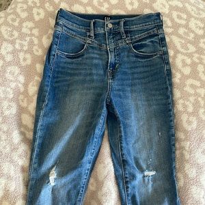 Distressed skinny jeans